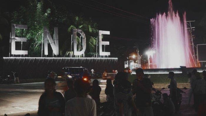 Aktivitas warga di Taman Simpang Lima Kota Ende, Sabtu (4/6/2020).