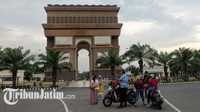 Simpang Lima Gumul di Kabupaten Kediri, Jawa Timur, yang dikunjungi masyarakat saat libur Natal, Jumat (25/12/2020).