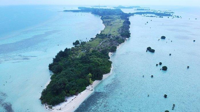 Sisi timur Pulau Pari, Kepulauan Seribu di Jakarta.
