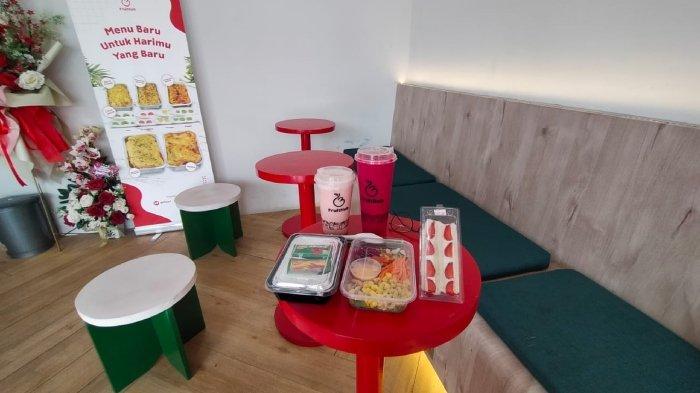 Sitting area indoor di FruitHub Juice Bar, tempat nongkrong asyik di Kota Solo, Jawa Tengah yang tawarkan aneka jus segar, sehat, dan bergizi, Jumat (10/11/2023).