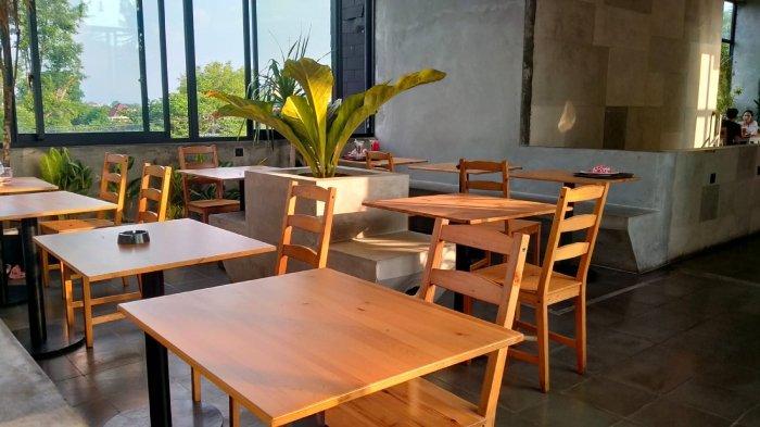 Sitting area indoor di Hotways Chichen Kota Solo, Jawa Tengah, rekomendasi tempat makan siang enak untuk para pencinta kuliner pedas, Selasa (5/12/2023).