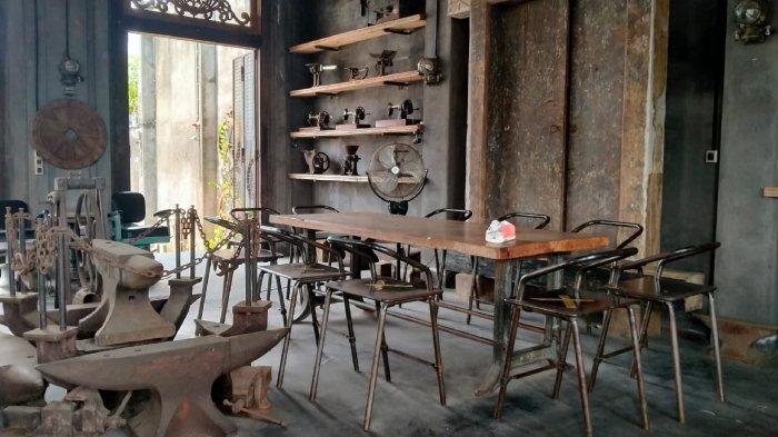 Sitting area indoor di Minarets Classic Coffe, coffee shop unik di Sukoharjo berkonsep bangunan ala istana kerajaan, Selasa (7/11/2023).
