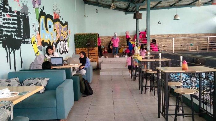 Sitting area indoor lantai dua di Arjes Kitchen, tempat makan siang enak dan murah meriah di belakang UNS, Kecamatan Jebres, Kota Solo, Jawa Tengah, Selasa (7112023).