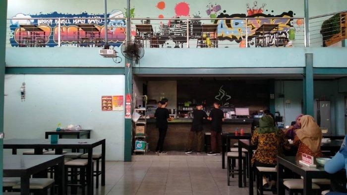 Sitting area indoor lantai satu di Arjes Kitchen, tempat makan siang enak dan murah meriah di belakang UNS, Kecamatan Jebres, Kota Solo, Jawa Tengah, Selasa (7112023).