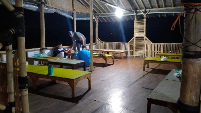 Sitting area lesehan di warung Rica Menthok Mbah Modin di Jaten, Karanganyar untuk makan siang enak, Rabu (6/12/2023).