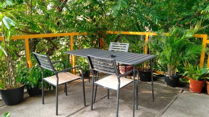 Sitting area outdoor di Hotways Chichen Kota Solo, Jawa Tengah, rekomendasi tempat makan siang enak untuk para pencinta kuliner pedas, Selasa (5/12/2023).