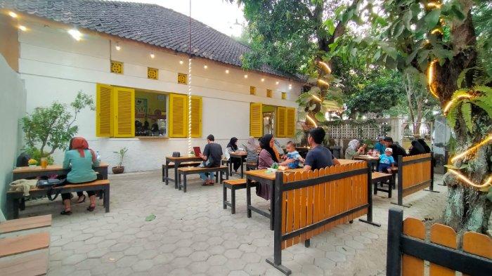 Sitting area outdoor di Kentanggihan, restoran hidden gem di Karanganyar dekat Pabrik Gula Tasikmadu. Kentanggihan menyajikan aneka menu western mulai dari Rp 18 ribuan per porsi, Kamis (12/10/2023).
