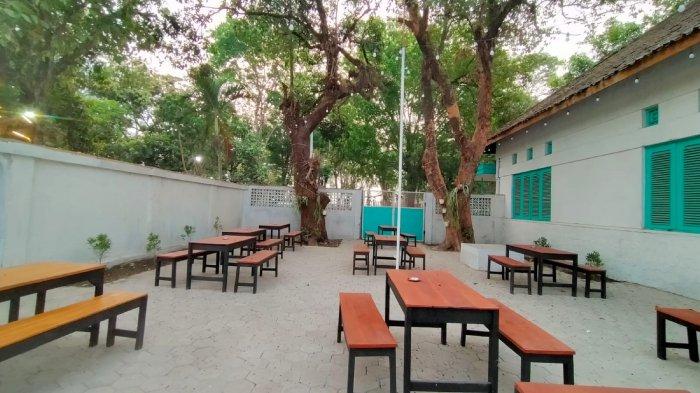 Sitting area outdoor di Kentanggihan, restoran hidden gem di Karanganyar dekat Pabrik Gula Tasikmadu. Kentanggihan menyajikan aneka menu western mulai dari Rp 18 ribuan per porsi, Kamis (12/10/2023).