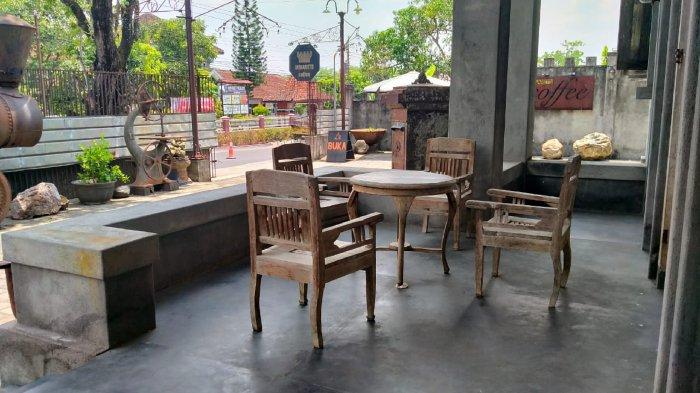 Sitting area outdoor di Minarets Classic Coffe, coffee shop unik di Sukoharjo berkonsep bangunan ala istana kerajaan, Selasa (7/11/2023).