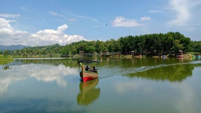 Situ Pasir Maung, tempat wisata di Bogor, Jawa Barat yang menawarkan wahana air untuk wisatawan.