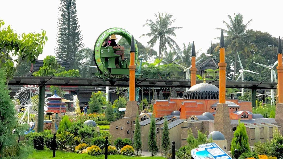 Sky ride di Minimania Puncak, tempat wisata baru di Bogor Jawa Barat buat liburan akhir pekan.