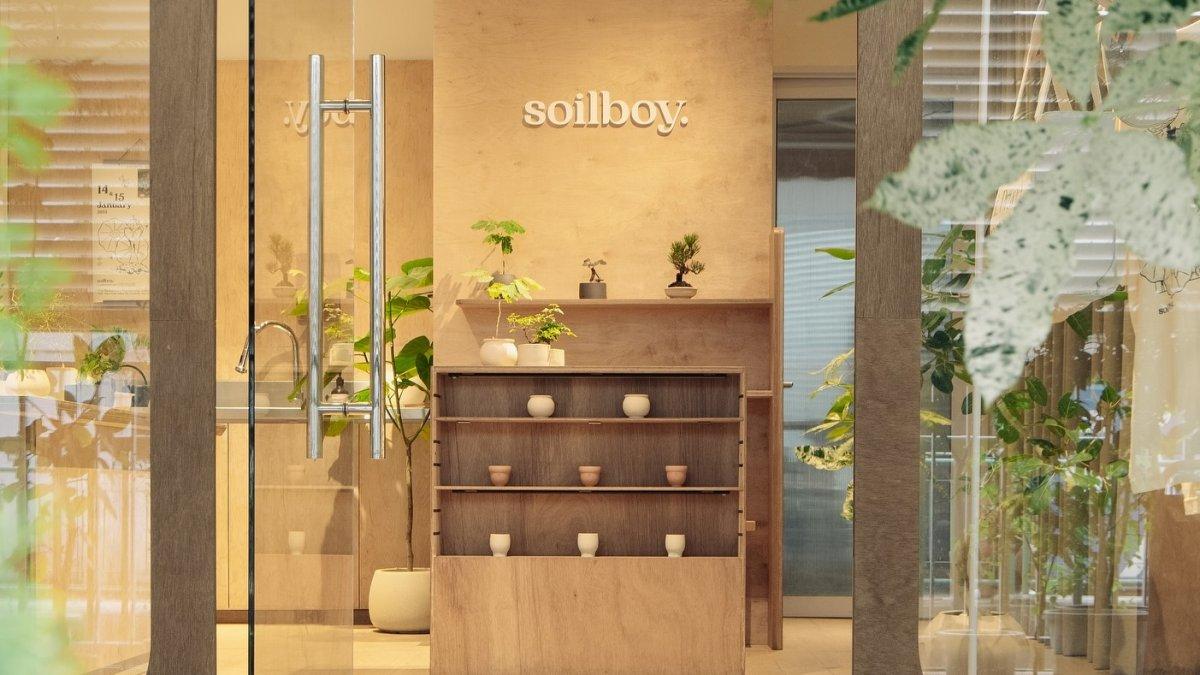 Soilboy, satu tempat belanja di New Bahru Singapura buat berburu oleh-oleh unik.
