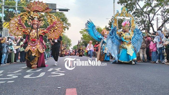 Peserta Solo Batik Carnival (SBC) ke-14 tengah menyusuri Jl. Bhayangkara, Sriwedari, Kecamatan Laweyan, Kota Solo, Sabtu (8/7/2023).