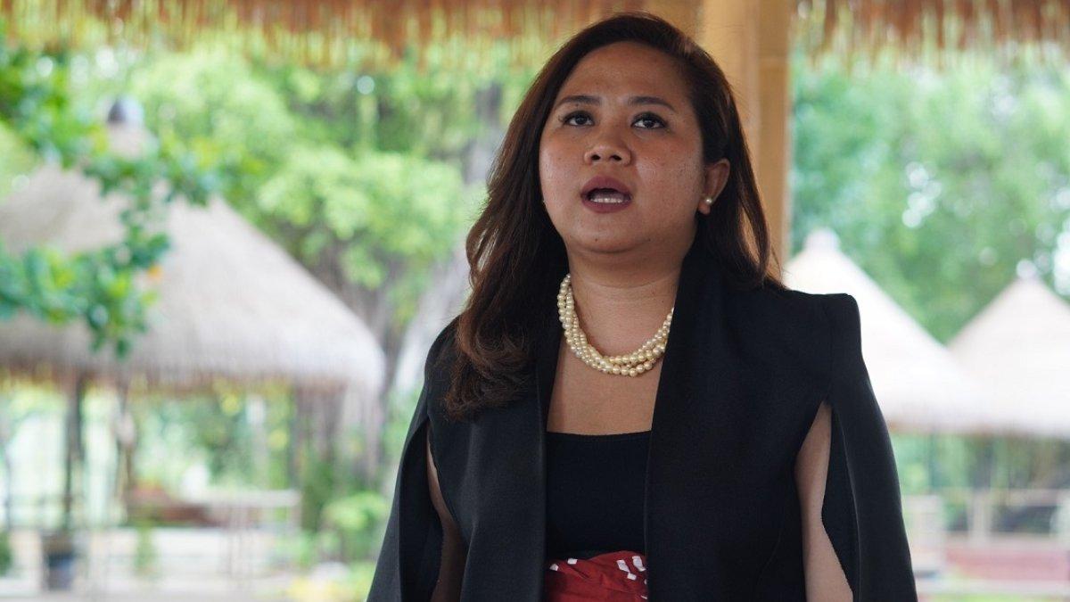 General Manager Solo Safari, Shinta Adithya ketika menjelaskan berbagai satwa di Solo Safari, Surakarta, Jawa Tengah, Minggu (17/12/2023).