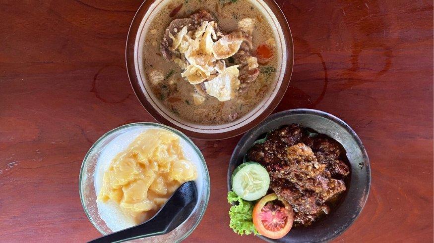 Sajian sop buntut spesial, oseng mercon mix, dan es durian di Sop Buntut Haji Wongso, Magelang, Jawa Tengah, Kamis (28/12/2023).