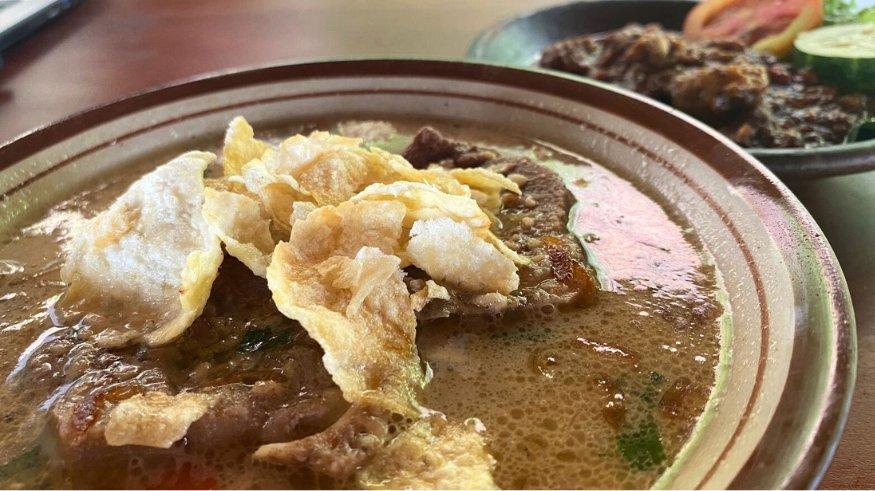 Sajian sop buntut spesial.