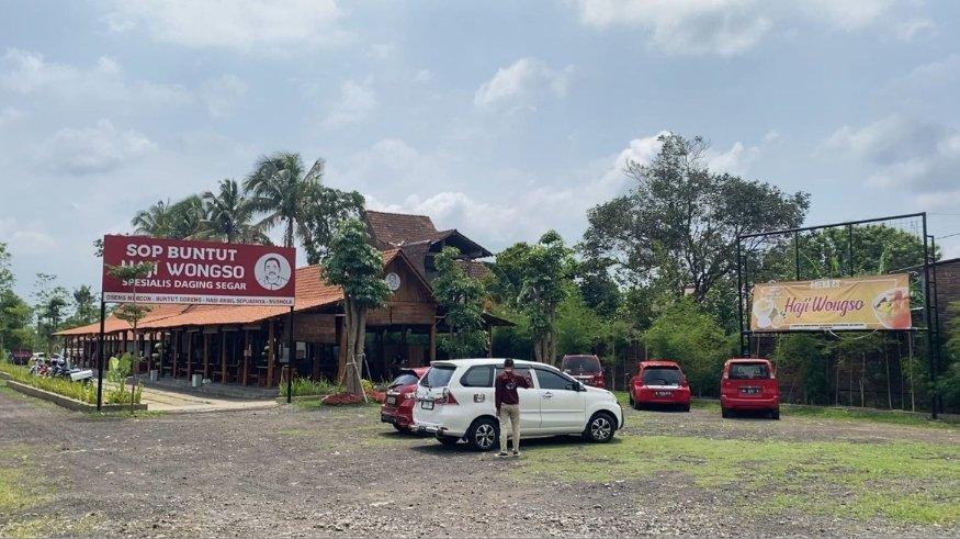 Sejumlah pengunjung tiba di warung Sop Buntut Haji Wongso Magelang, Kamis (28/12/2023).