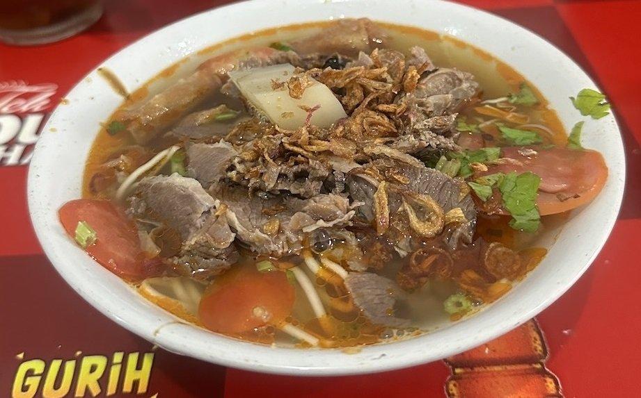 Soto Mie Pak Kumis, satu soto mie di Bogor Jawa Barat buat menu sarapan enak dan mengenyangkan.