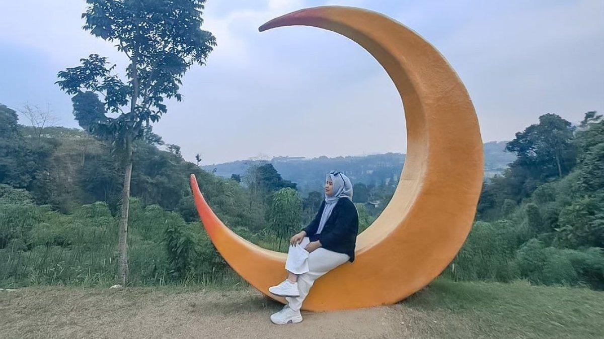 Spot bulan sabit, satu daya tarik di Dusun Giok Bogor.