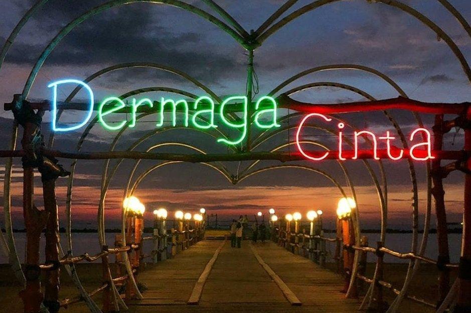 Spot foto Dermaga Cinta di Pantai Akkarena Makassar