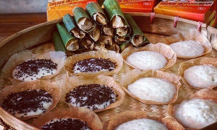 WISATA KULINER SOLO - Hidangan Srabi Notosuman yang menjadi salah satu oleh-oleh paling populer di Solo, Senin (7/4/2025).