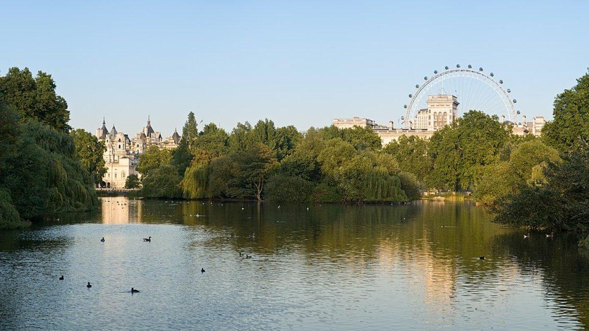St James’s Park, satu tempat wisata hits di London Inggris.
