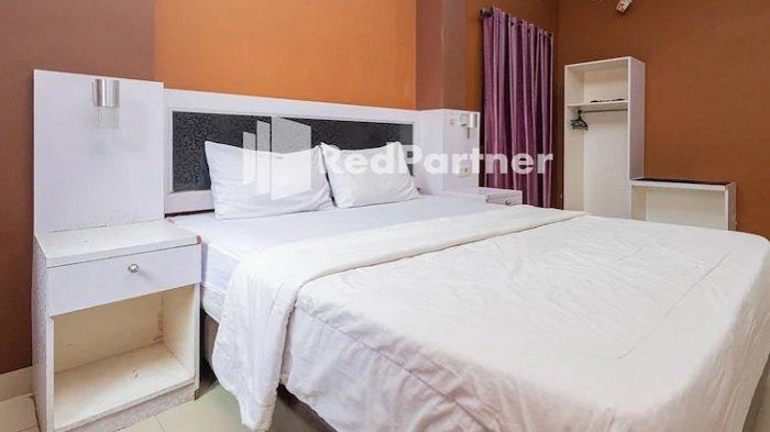 Kamar penginapan di Star Hotel Jaksa Mitra RedDoorz, dekat Stasiun Gambir.