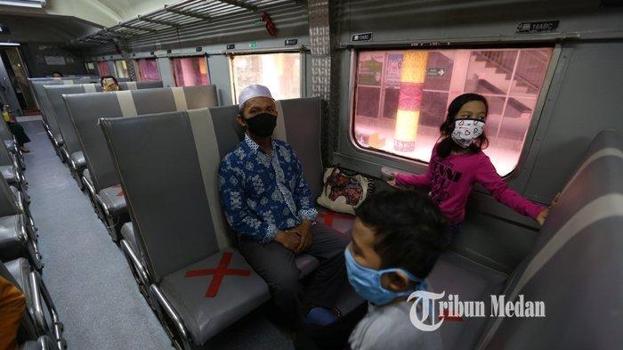 Penumpang kereta api menanti keberangkatan di Stasiun Besar Kereta Api Medan, Sumatera Utara, Rabu (17/6/2020).