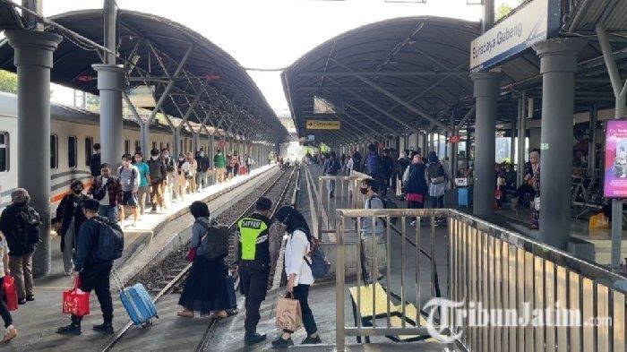 Pada H-1 lebaran 2023, tepat pukul 16.00 WIB, ada sebanyak 13 ribu lebih orang yang meninggalkan Kota Surabaya dengan naik KA dari Stasiun Gubeng dan Pasar Turi, Jumat (21/4/2023).