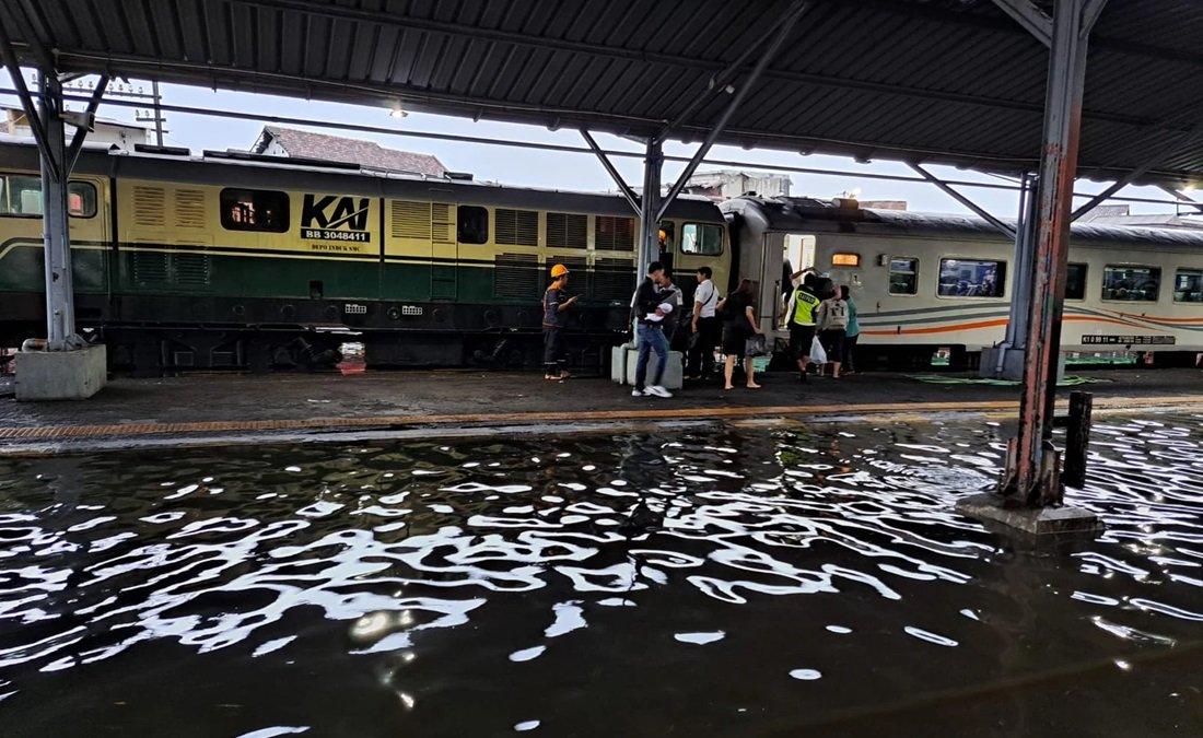 Stasiun Tawang Semarang terendam banjir, Kamis (14/3/2024).