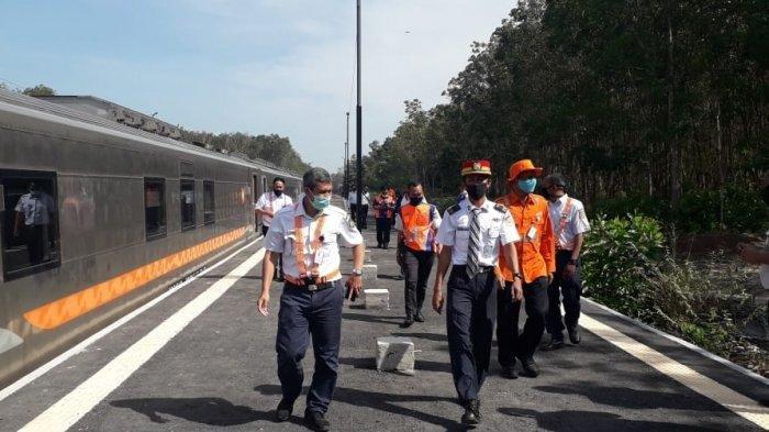 Executive Vice President PT KAI Divre IV Tanjungkarang Junaidi Nasution (kiri) seusai meresmikan Stasiun Way Tuba