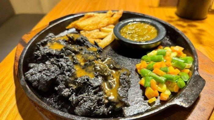 KULINER BOGOR - Steak Ireng Lampir, menu andalan Gussanty Steak Grill Cafe. Hidangan ini menggunakan arang bambu aktif untuk memberikan warna hitam eksotis serta manfaat kesehatan, dipadukan dengan Sambal Lampir pedas khas Nusantara.