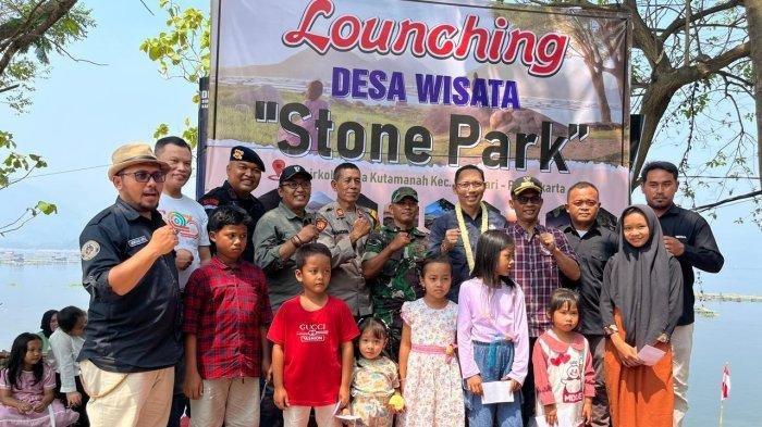 Purwakarta baru saja memiliki tempat wisata baru bernama Stone Park yang terletak di Kampung Pasir Kole, Desa Kutamanah, Kecamatan Sukasari.