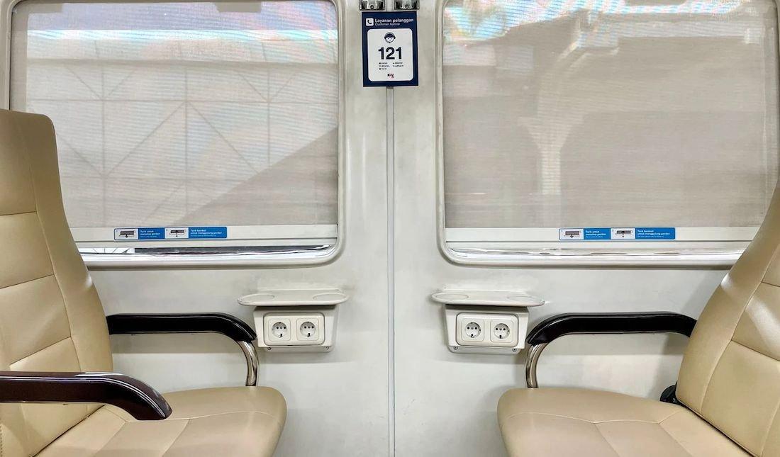 Ilustrasi tempat duduk di kereta api.