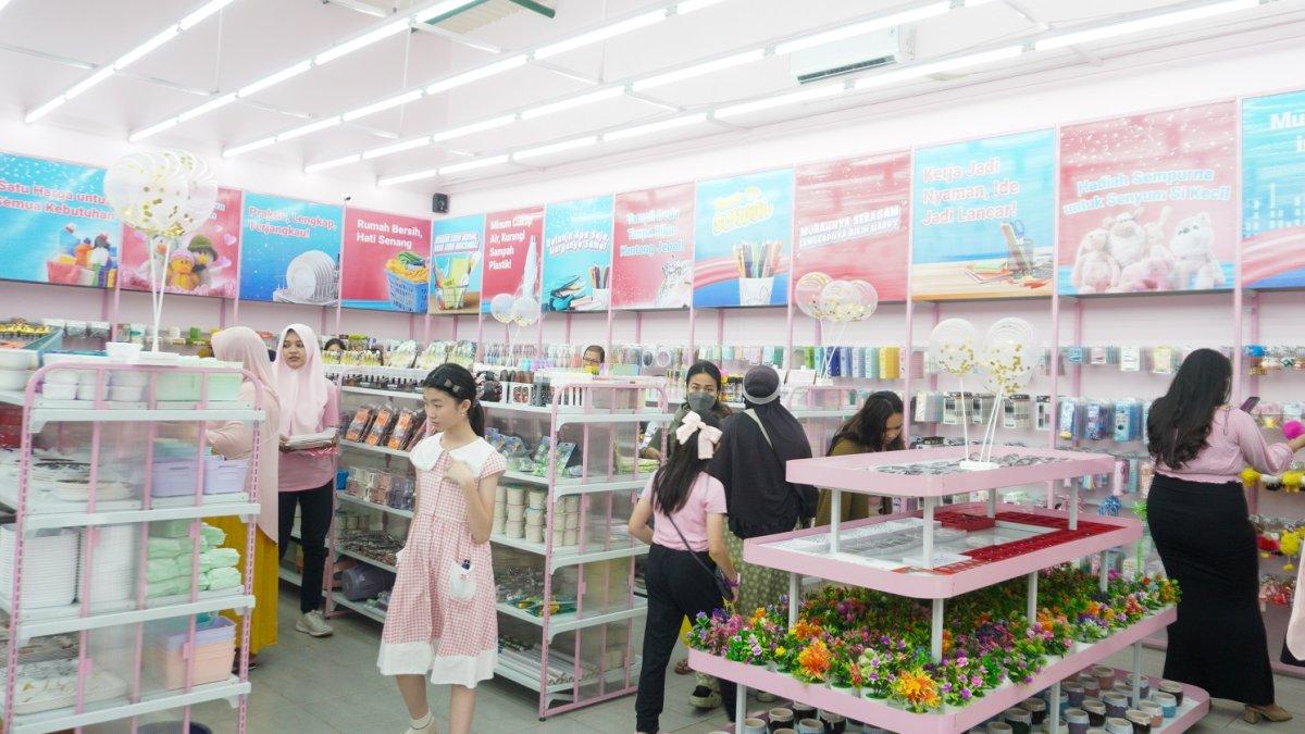 Suasana 1Mart yang membuka gerai pertamanya di Jakarta Utara