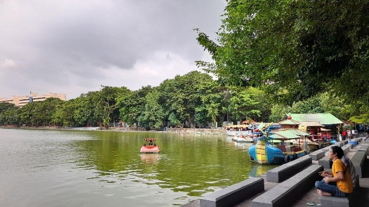 Suasana Danau Sunter di Kelurahan Sunter Jaya, Kecamatan Tanjung Priok, Jakarta Utara yang jadi andalan warga untuk ngabuburit, menghabiskan waktu menunggu buka puasa.