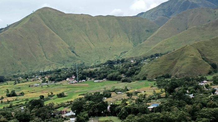 Suasana Lembah Desa Hariara Pohan, Kecamatan Pangururan, Kabupaten Samosir yang dilihat dari Bukit Holbung. Selain itu, Danau Toba terlihat juga dari kawasan tersebut.