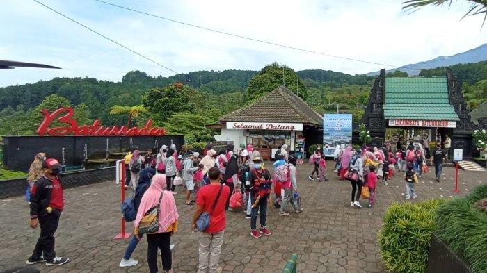 Suasana Lokawisata Baturraden didatangi pengunjung di tengah PPKM, Minggu (20/2/2022).