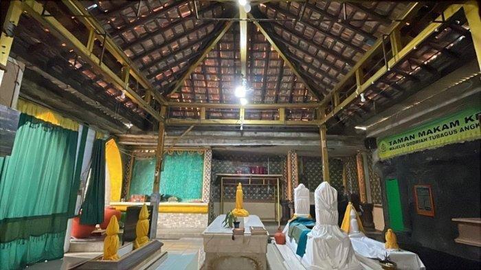 CAGAR BUDAYA - Suasana Makam Keramat Angke yang berlokasi di Gang Masjid 1, RT 05 RW 05, Angke, Tambora, Jakarta Barat pada Minggu (18/5/2025).