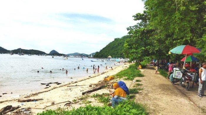 Suasana Pantai Pede Labuan Bajo, Kabupaten Manggarai Barat, Minggu 2 Desember 2021.