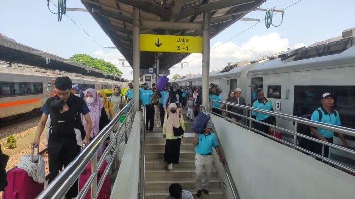 Peningkatan penumpang yang turun di Stasiun Cirebon Kejaksan sangat terasa di H-6 lebaran pada Kamis (4/4/2024).