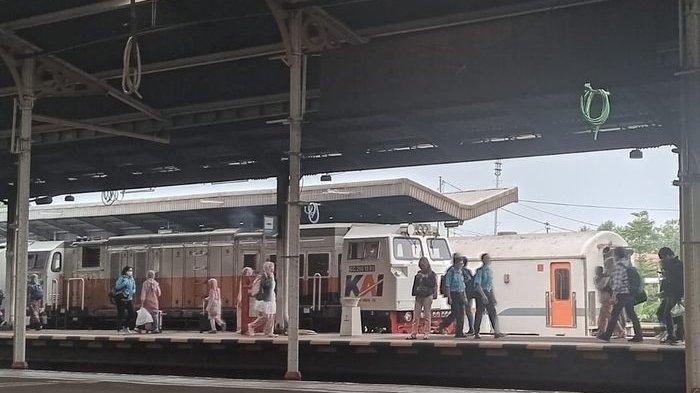 Suasana Stasiun Cirebon, Selasa (12/3/2024).