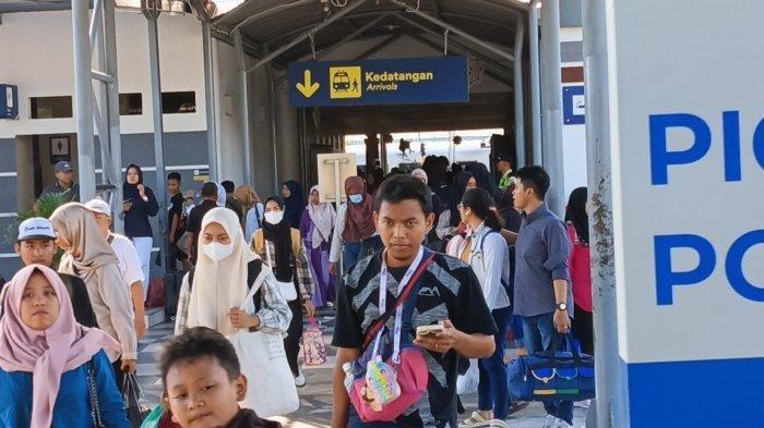Suasana di Stasiun Pasar Turi Surabaya saat arus balik, Minggu (14/4/2024).