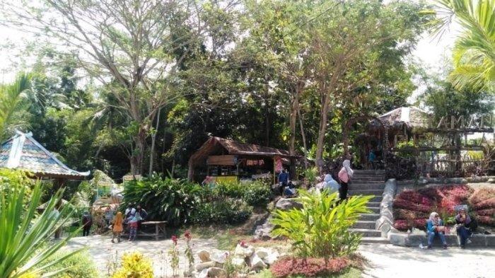 Suasana Taman Puspa Gading Tegaldowo, Bantul, Jogja yang mulai ramai pengunjung.