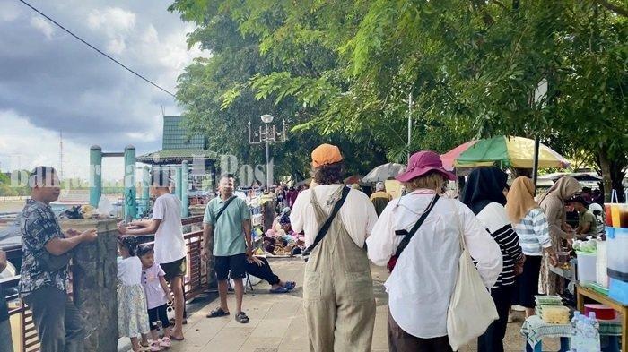 Suasana Taman Siring Banjarmasin Kalimantan Selatan saat akhir pekan ramai pengunjung