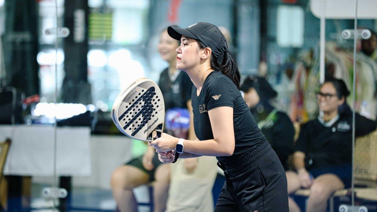 Suasana Turnamen Padel “Angkatan Lawas” di SMASH PADEL Simatupang, Jakarta Selatan, dipenuhi semangat para peserta senior yang tampil penuh energi