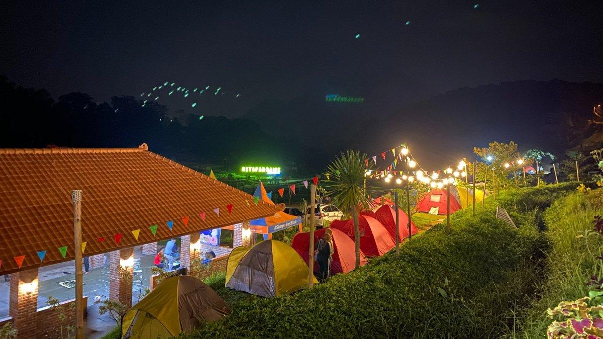 Suasana camping di Sawah Sumber Gentong, Mojokerto, Jawa Timur.