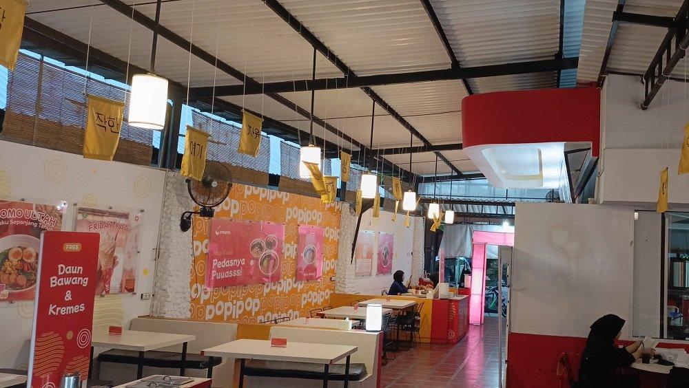 Suasana dalam Popipop, satu tempat makan ramen enak di Solo.