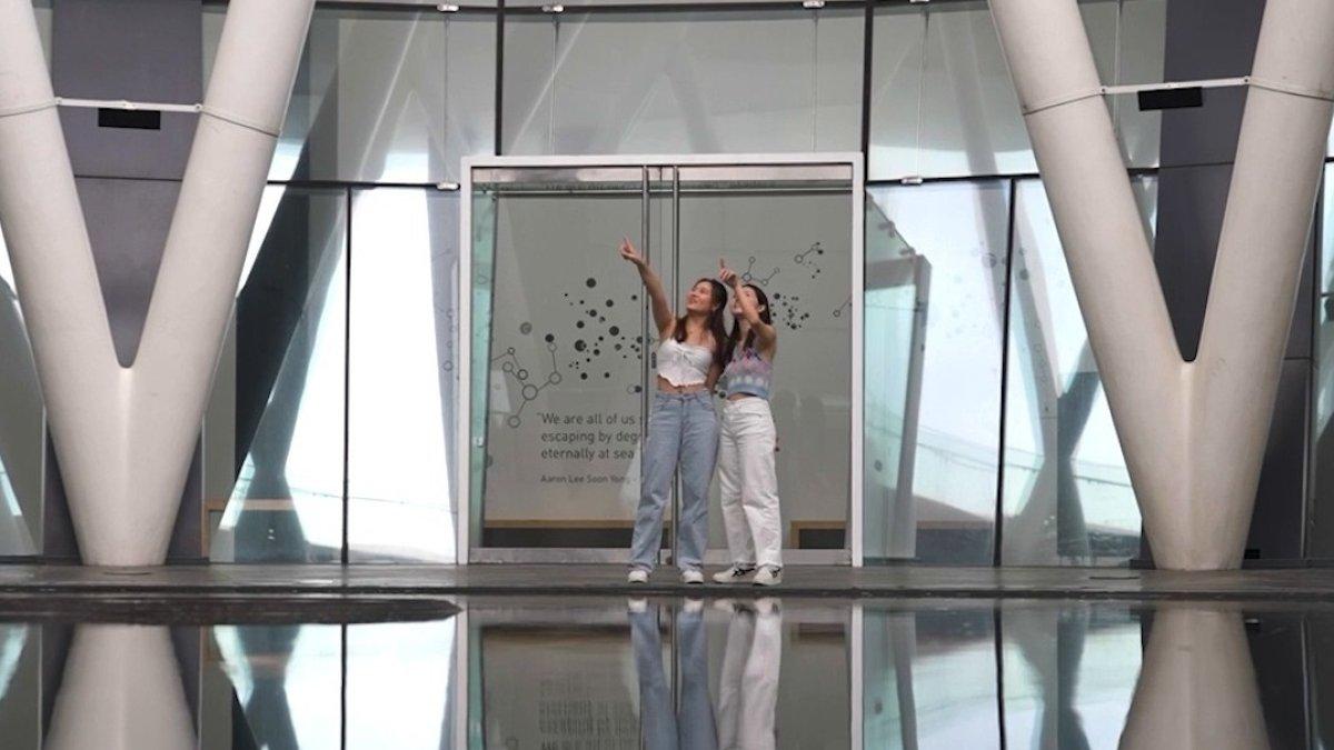 Suasana di ArtScience Museum, satu tempat wisata hits di Singapura.
