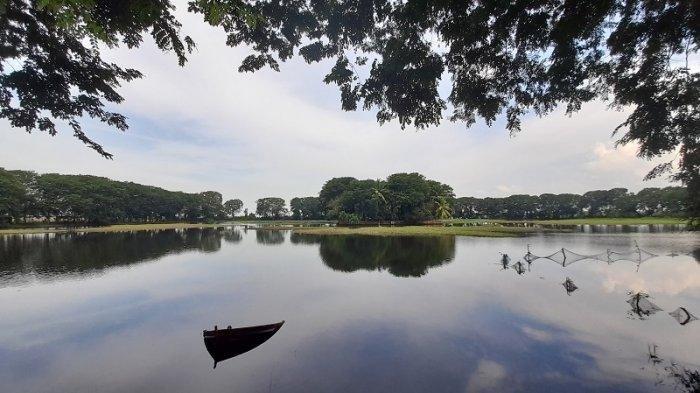 Suasana di Danau Tasikardi di Desa Margasana, Kecamatan Kramatwatu, Kabupaten Serang, Sabtu (13/2/2021). Indahnya Danau Tasikardi Serang, Peninggalan Sultan Banten untuk Ibunda.